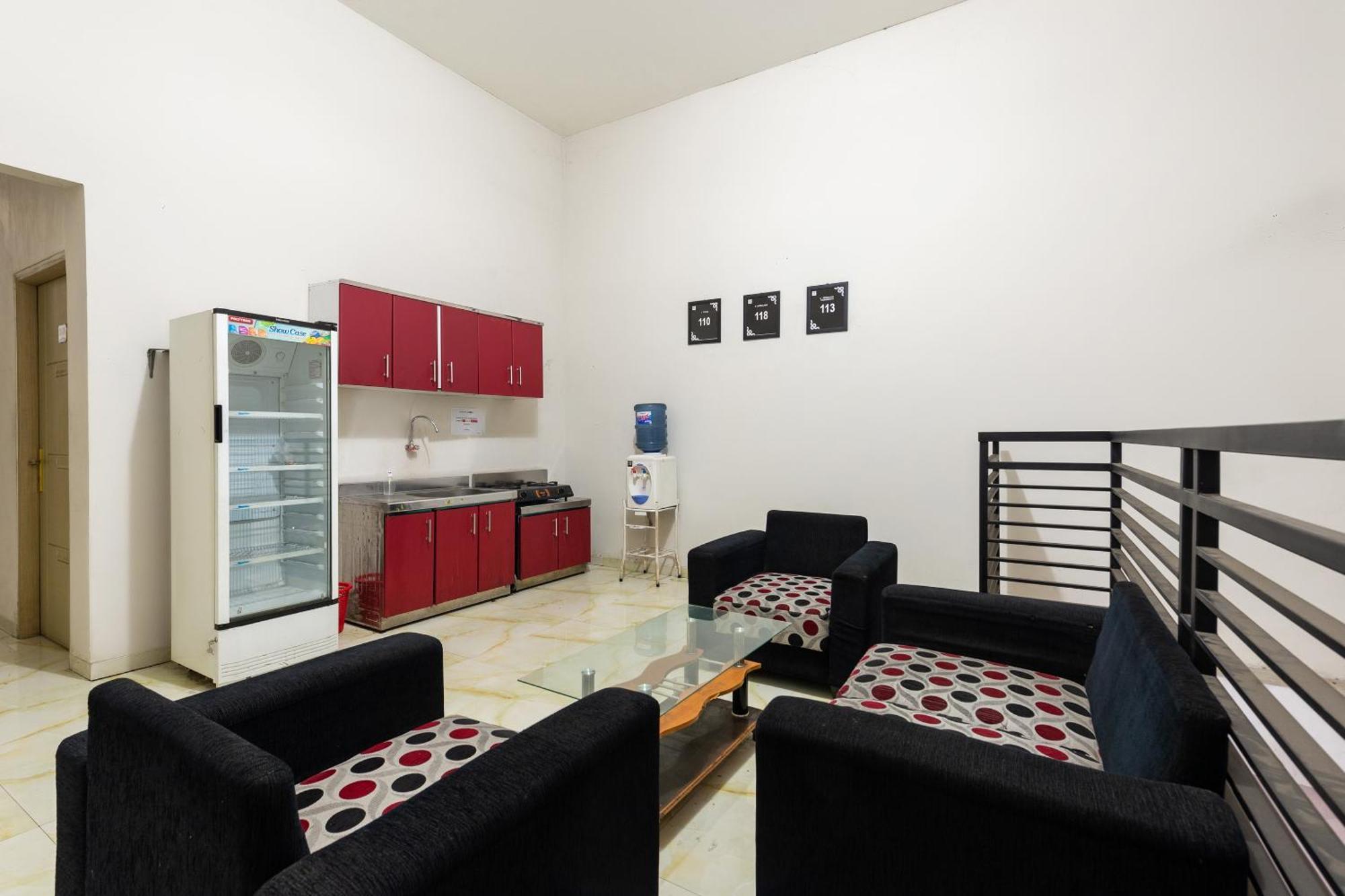 Hotel Oyo 1102 Griya Aisyah Syariah 1 Surabaya Esterno foto