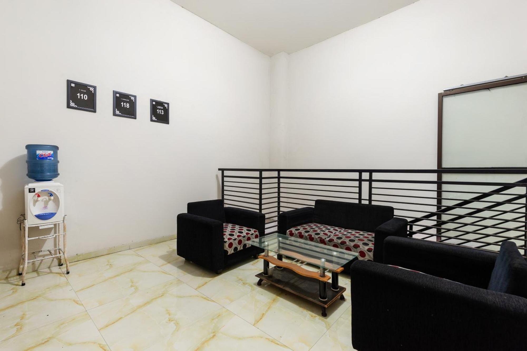 Hotel Oyo 1102 Griya Aisyah Syariah 1 Surabaya Esterno foto